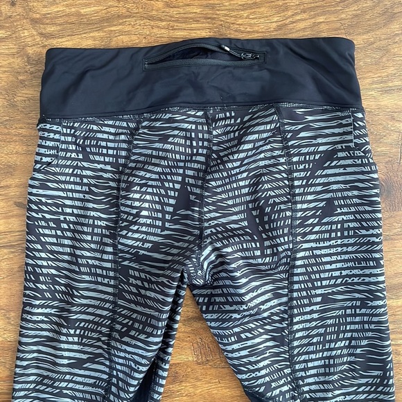 Lululemon feather print crops - Picture 10 of 12